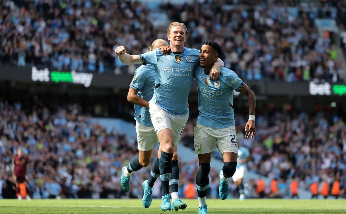 关于曼城训练开放日，赛后遗憾出局引欢呼，足总杯在即，年轻球员得到机会的信息