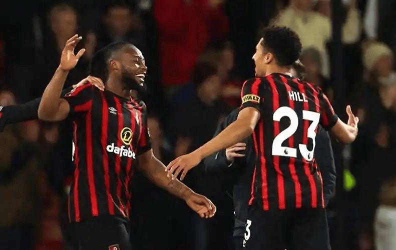 托特纳姆训练开放日；今夜防线松动引欢呼；社区盾在即；阵容厚度经受考验